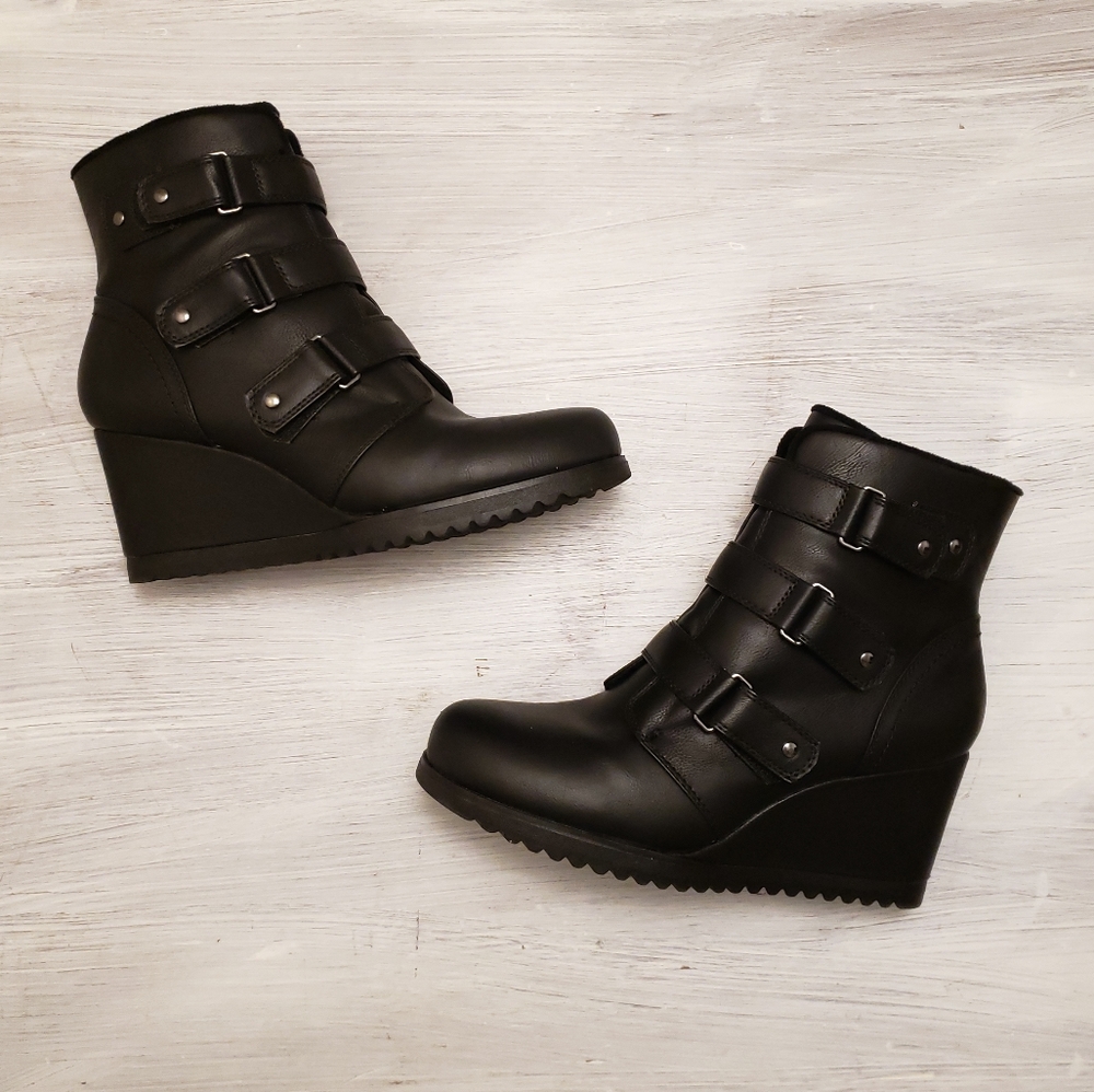Khombu Black Ankle Wedge All Weather